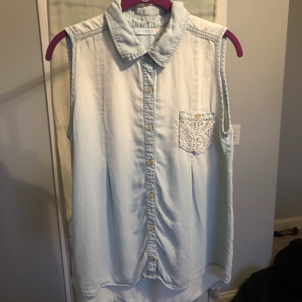 🎁Light wash sleeveless chambray top with lace🎁